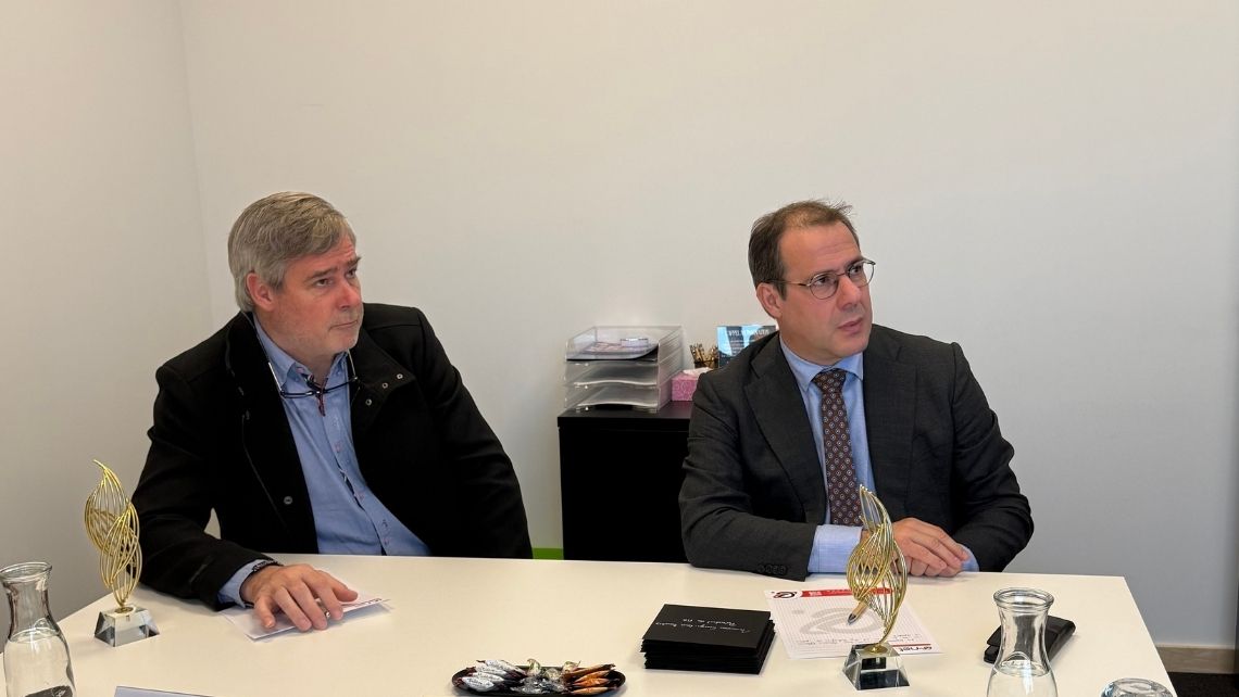 Groupe engagé dans une discussion autour d’une table